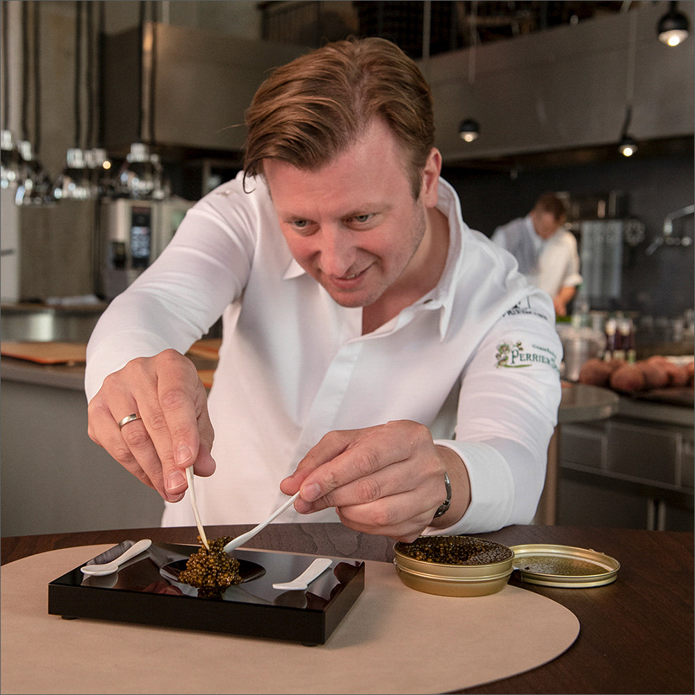 Der 3-Sterne-Koch Kevin Fehling dekoriert Keta auf dem Kaviar-Set von Black-Glass