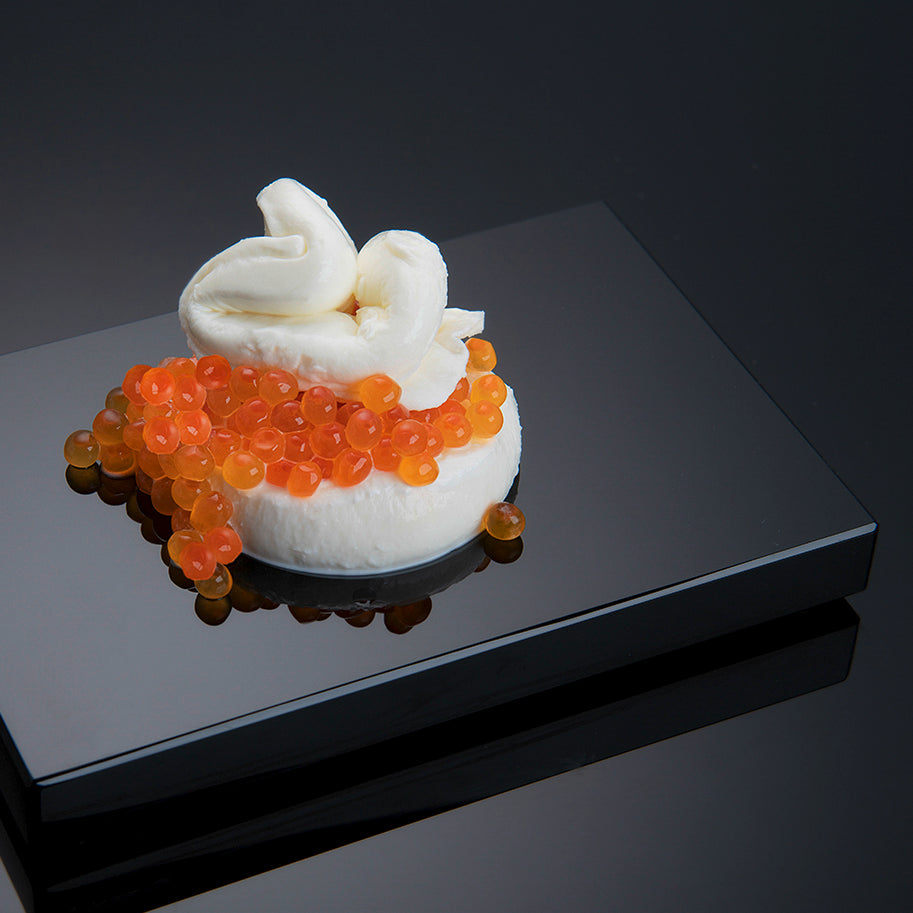 Burrata mit Keta Kaviar, angerichtet auf dem Kaviar-Set aus Schwarzglas von Black-Glass