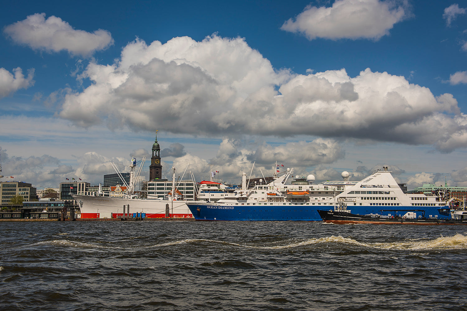 Foto vom Hamburger Hafen, fotografiert vom König der Löwen mit Michel und Cap San Diego von Jürgen Müller