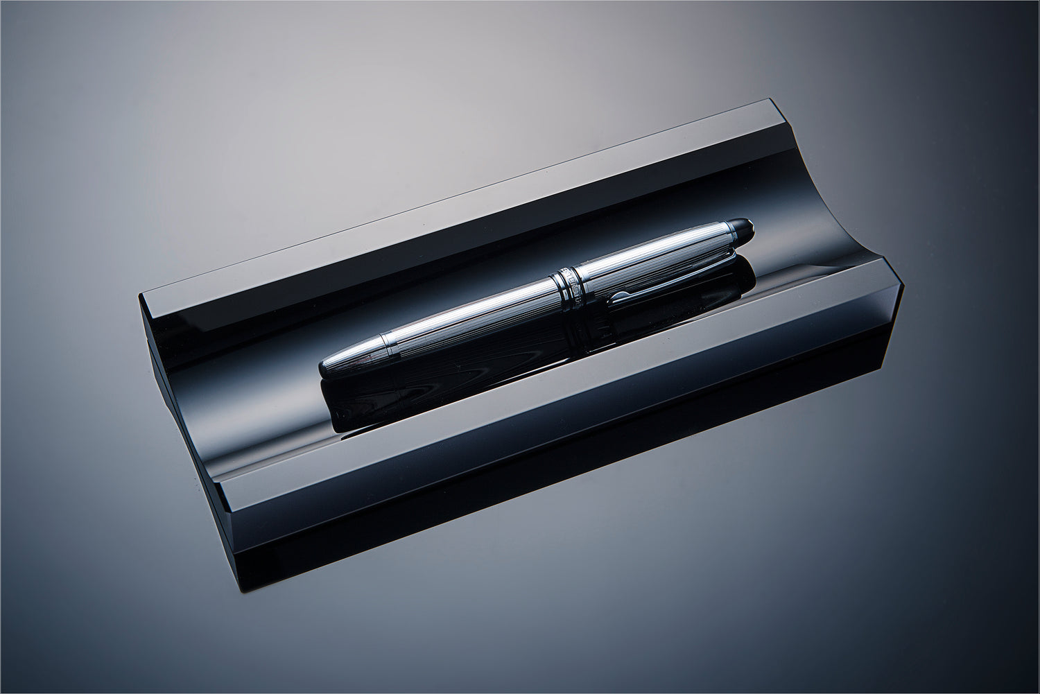 Stifteschale aus Schwarzglas von Black Glass mit silbernen Stift