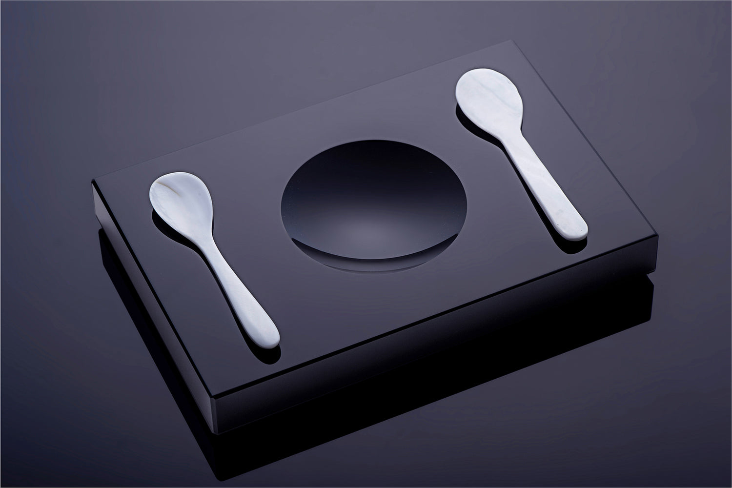 Kaviar-Set aus Schwarzglas mit zwei Perlmutt Löffel von Black Glass