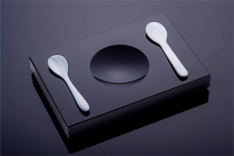 Kaviar-Set aus Schwarzglas mit zwei Perlmutt Löffel von Black Glass